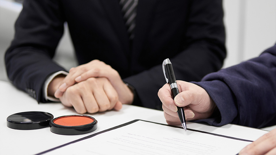 工厂下班扭伤脚算工伤